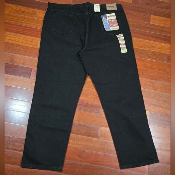 NWT Wrangler Rugged Weat Relaxed Fit Boot Cut Black Mens Jeans 46x32 - Picture 3 of 7